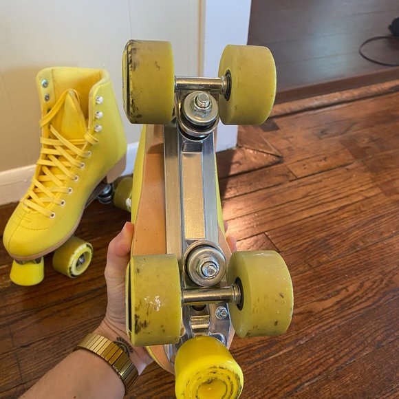 C7 | Yellow Roller Skates - Picture 5 of 7